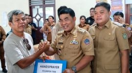 Gubernur Sulawesi Utara Mayjen TNI (Purn.) Yulius Selvanus di Dampingi Wakil Bupati Kabupaten Kepulauan Sangihe, Menyerahkan Bantuan Secara Simbolis Kepada Masyarakat Penerima.