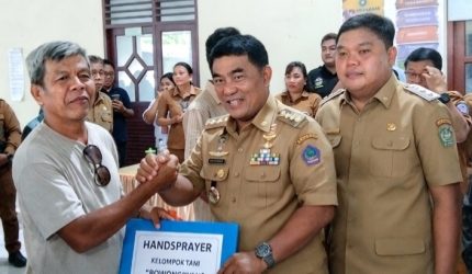 Kunjungan perdana Gubernur Sulawesi Utara, Mayjen TNI (Purn.) Yulius Selvanus, S.E., ke Kabupaten Kepulauan Sangihe, Selasa (20/10/2026), diwarnai penyaluran bantuan pertanian bagi kelompok tani. Bantuan tersebut menjadi bagian dari upaya Pemerintah Provinsi Sulawesi Utara dalam mendukung produktivitas pertanian dan meningkatkan kesejahteraan masyarakat di wilayah kepulauan.