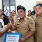 Gubernur Sulawesi Utara Mayjen TNI (Purn.) Yulius Selvanus di Dampingi Wakil Bupati Kabupaten Kepulauan Sangihe, Menyerahkan Bantuan Secara Simbolis Kepada Masyarakat Penerima.