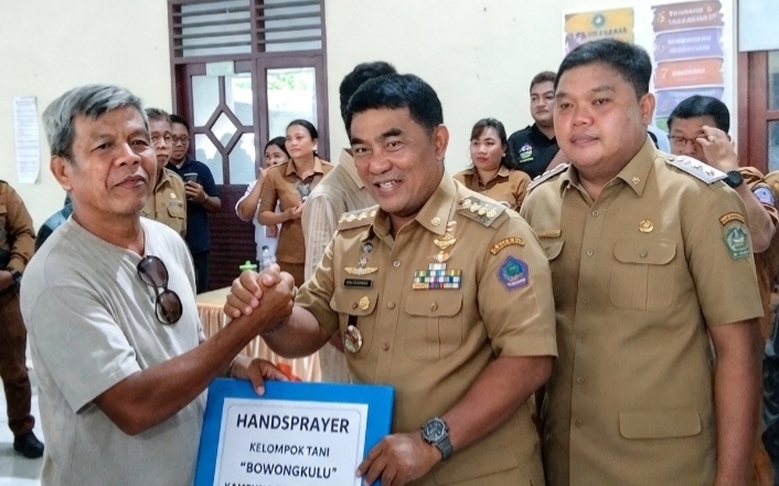 Gubernur Sulawesi Utara Mayjen TNI (Purn.) Yulius Selvanus di Dampingi Wakil Bupati Kabupaten Kepulauan Sangihe, Menyerahkan Bantuan Secara Simbolis Kepada Masyarakat Penerima.