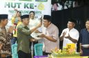 Ketua DPD II Partai Golkar Boltara Saiful Ambarak menerima suapan tumpeng sebagai bentuk perayaan HUT Golkar ke-62 oleh Plt Bupati Boltara Mohammad Aditya Pontoh