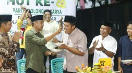 Ketua DPD II Partai Golkar Boltara Saiful Ambarak menerima suapan tumpeng sebagai bentuk perayaan HUT Golkar ke-62 oleh Plt Bupati Boltara Mohammad Aditya Pontoh