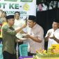 Ketua DPD II Partai Golkar Boltara Saiful Ambarak menerima suapan tumpeng sebagai bentuk perayaan HUT Golkar ke-62 oleh Plt Bupati Boltara Mohammad Aditya Pontoh