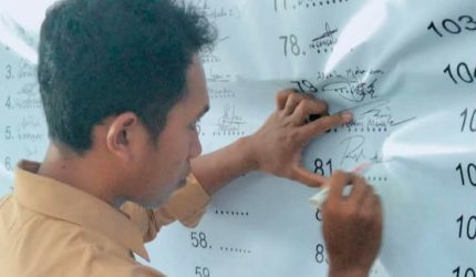 Pemilihan Kapitalaung Kampung Ngalipaeng II, Kecamatan Manganitu Selatan, Kabupaten Kepulauan Sangihe, berlangsung aman, tertib, dan penuh kekeluargaan. Calon Kapitalaung Nomor Urut 1, Rizky Mulyawan Siokona, berhasil meraih suara terbanyak dan memenangkan kontestasi pemilihan tersebut.